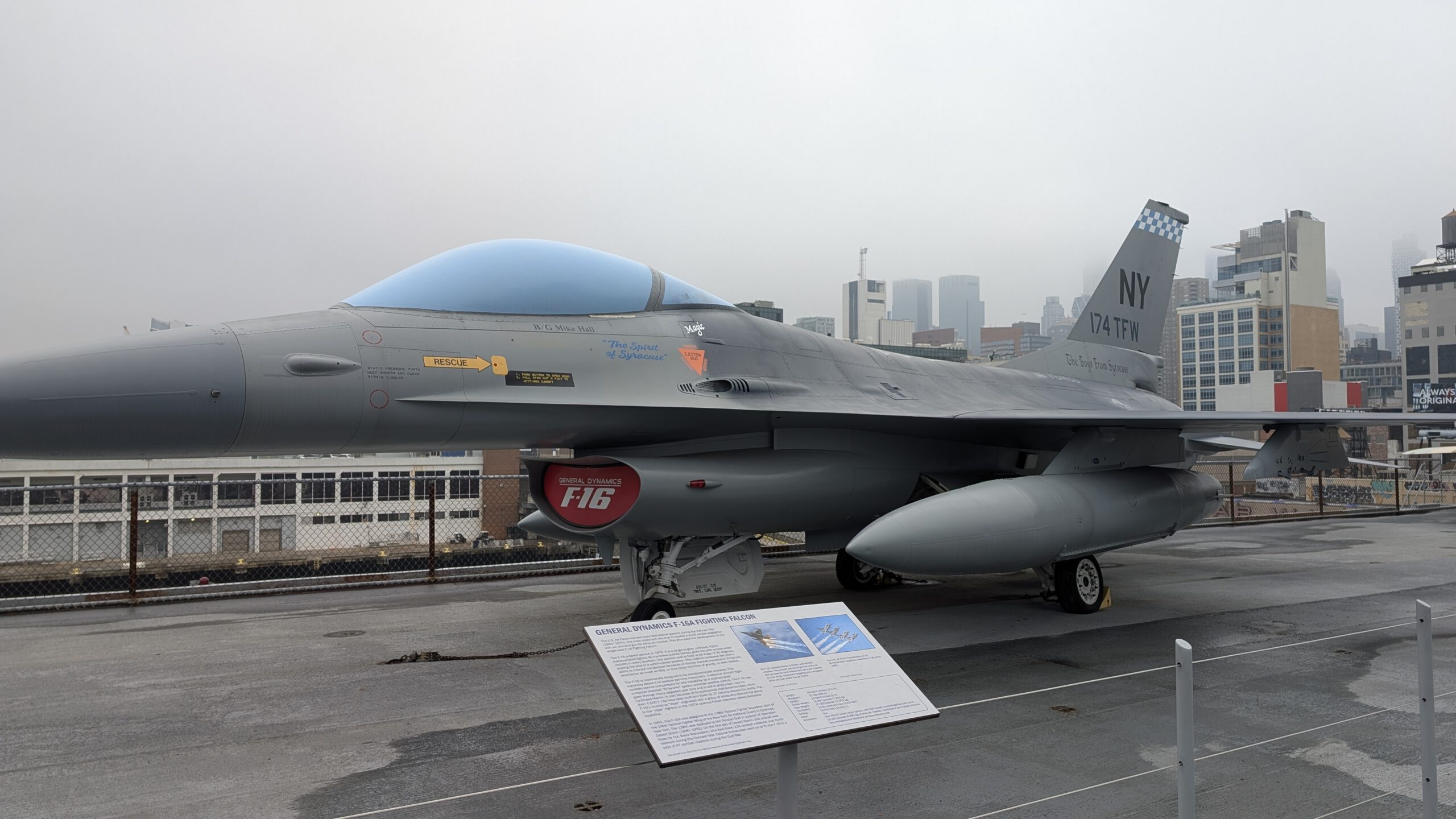 Die F-16 im Intrepid Museum